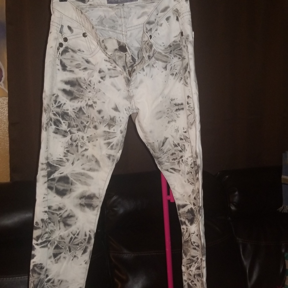 Straight legs jeans. Black and white.